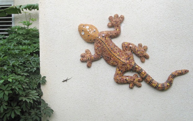 Lizard with mosaic tiles